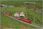 Die MGB Ge 4/4 III 81  Wallis  ist mit einem kurzen (Dienst?)-Zug bei Hospental auf der Fahrt von Andermatt nach Realp.