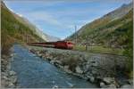 Ein Reisezug der MGB, kurz nach T�sch, bringt neue G�ste nach Zermatt.