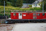 Leider nicht ganz erwischt, der Rest war aber auch vom Stationsgebäude verdeckt....
Die BVZ HGe 4/4 I - 16 der ehem. Brig-Visp-Zermatt-Bahn (damals noch VZ - Visp–Zermatt-Bahn, heute MGB - Matterhorn-Gotthard-Bahn) ist am 07.09.2021 beim Bahnhof Hospental abgestellt. 

Die HGe 4/4 – 16 ist eine schmalspurige (1.000 mm) gemischte Zahnrad- und Adhäsions-Elektrolokomotive der Visp-Zermatt-Bahn (VZ), die 1939 von SLM (Schweizerische Lokomotiv- und Maschinenfabrik) in Winterthur gebaut wurde, der elektrische Teil ist von der MFO (Maschinenfabrik Oerlikon). Diese Lok war später das Vorbild für die etwas stärkeren FO HGe I 31–37 der ehemalige Furka-Oberalp-Bahn (FO).

Die BVZ16, die nach einem Umbau für Pendelzugbetrieb 1987 als Reserve für die Pendelzüge Täsch–Zermatt eingesetzt wurde, kam nach der Übernahme des Pendelzugverkehrs durch die Niederflur-Panoramatriebzüge BDSeh 4/8 in den Jahren 2003 und 2005 vor Dienstzügen zum Einsatz. Sie wurde im Sommer 2007 mit den Scherenstromabnehmern von Lokomotive Nummer 37 versehen, die Nummer 16 besaß zwischenzeitlich zwei Einholmstromabnehmer, zu einem symbolischen Preis an die Dampfbahn Furka-Bergstrecke (DFB) verkauft. Sie wurde 2007 in Gletsch abgestellt. 2018 wurde das Fahrzeug in den Bestand von MGBahn-Historic aufgenommen. Nun ist sie vorübergehend in Hospental abgestellt, eine Aufarbeitung in der MGB-Werkstätte im Glisergrund ist in der Planungsphase.

Technik:
Die VZ-Lokomotive 16 und später die FO-Lokomotiven 31–37 sind eine Weiterentwicklung der VZ HGe 4/4 11–15, erhielten jedoch einen neu konstruierten Lokomotivkasten in Stahlleichtbauweise, weil der Aluminiumkasten der VZ HGe 4/4 11–15 anfänglich nicht befriedigte. Zur Verringerung des dadurch bedingten Mehrgewichts wurden unter anderem die Vorbauten weggelassen und die gesamte technische Ausrüstung in den dazu verlängerten Innenraum des Lokomotivkastens verlegt. Statt der Vorbauten entstanden an den Enden offene Plattformen, wie dies damals bei verschiedenen Elektrolokomotiven der Fall war, Beispielsweise an den Be 6/8 der damaligen Berner Alpenbahn-Gesellschaft Bern-Lötschberg-Simplon (BLS), die ab dem Jahre 1926 abgeliefert wurden. Über diese Plattformen konnten die Führerstände betreten werden und erhielten damit die charakteristische, nicht symmetrische Fahrzeugfront. Die Transformatoren bekamen wieder eine Ölkühlung.

Die ursprünglichen FO-Lokomotiven haben zudem einen Anschluss für die Speisung der 1941, 1943 und 1945 von SLM/MFO gelieferten elektrischen Schneeschleudern Xrot e 4931–4933.

Die Lokomotiven der FO, wie auch der VZ, waren nicht für die Zahnradbahnstrecke Andermatt–Göschenen der damaligen Schöllenenbahn (SchB) ausgelegt, die 1961 in die damalige FO integriert wurde.

Drehgestelle:
Die Lokomotiven besitzen zwei zweiachsige Drehgestelle mit einem kurzen Radstand und einem kombinierten Antrieb. Die beiden außerhalb der beiden Triebachsen liegenden Motoren arbeiten gleichzeitig und untrennbar auf die jeweilige Antriebsachse und dessen Triebzahnrad. Die Zug- und Stoßvorrichtungen sind jeweils direkt mit dem Drehgestellrahmen verbunden. Im Unterschied dazu werden diese Vorrichtungen heute bei Drehgestelllokomotiven in der Regel am Lokomotivkasten befestigt. Die bei der Beförderung von Zügen auftretenden Zug- und Druckspannungen wirken im Normalbetrieb im Falle dieser Lokomotiven, da diese in der Regel an der Zugspitze eingesetzt wurden, zunächst direkt auf das in Fahrtrichtung hintere Drehgestell. Erst über eine zentrale kugelige Drehpfanne werden die Kräfte auf eine Brücke, die aus kräftigen Profilen zusammengenietet ist, und von dort auf das vordere Drehgestell übertragen. Auf dieser Brücke aufgebaut ist der leicht konstruierte Lokomotivkasten.

TECHNISCHE DATEN (die der FO HGe I 31–37 weichen etwas ab):
Spurweite: 1.000 mm
Achsformel: Bozz’Bozz’
Hersteller: SLM Winterthur / Maschinenfabrik Oerlikon
Dienstgewicht: 46,6 t
Länge über Puffer: 14.100 mm
Drehzapfenabstand: 6.710 mm
Achsabstand im Drehgestell: 2.010 mm
Höchstgeschwindigkeit : 50 km/h (Adhäsion)  / 25 km/h (Zahnrad)
Anzahl der Motoren: 4
Stundenleistung: 736 kW (1.000 PS)
Stromsystem: Einphasenwechselstrom 11 kV / 16,7 Hz,
Zahnstangensystem : Systems Abt (mit zwei Lamellen)
