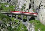 Zug von G�schenen nach Andermatt in der Sch�llenenschlucht.