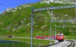 Zug der MGB eilt der Oberalppassh�he entgegen auf der Fahrt nach Chur.