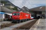 Die MGB HGe 4/4 II N° 4 verlässt mit ihrem Glacier Express Disentis.