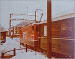 Die FO Ge 4/4 III 81  Wallis  verlässt mit ihrem Reisezug Davos in Richtung Landquart. 

Analogbild vom Winter 1981/82