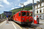 Von dem Gepäcktriebwagen Deh 4/4 II - 96  Münster   der Matterhorn-Gotthard-Bahn (MGB), ex FO 96  Münster   (Furka-Oberalp-Bahn), geschoben erreicht am 25.05.2023 der Regionalzug von