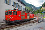Der Elektrische Zahnradgepäcktriebwagen für gemischte Zahnrad- und Adhäsionsbetrieb MGB Deh 4 /4 II - 93 „Oberwald“, ex FO Deh 4/4 II – 93, hat am 02 August 2019 mit einem Schöllenenbahn Regionalzug (Pedelzug mit 3 Wagen) von Andermatt den Bahnhof Göschen erreicht. Hinter dem Deh 4/4 waren der 2. Klasse Wagen B 4273, der 2. Klasse Stadler Niederflur-Zwischenwagen B 4211 und der 1./2. Klasse Steuerwagen ABt 4155 eingereiht.

Der Gepäcktriebwagen wurde 1979 von SLM (mechanischer Teil, Lokomotivkasten) unter der Fabriknummer 5149 gebaut, die elektrische Ausrüstung ist von BBC (Brown, Boveri & Cie., Baden).

Weil die Furka-Oberalp-Bahn (FO) mit den Deh 4/4 I gute Erfahrungen gemacht hatte, beschaffte sie die Deh 4/4 II als Nachfolger. Im Zuge des Zusammenschlusses der FO mit der BVZ kamen sie zur neuen Gesellschaft Matterhorn-Gotthard-Bahn, wo sie nur noch als Deh 4/4 bezeichnet und, wenn nötig, anhand der Seriennummern 2.., 5.. und 9.. unterschieden werden.

Technik:
Da man mit den Aluminium-Kästen der Vorgänger (Deh 4/4 I) Probleme hatte, bekamen die Deh 4/4 II biege- und verwindungssteife Kästen in extrem leichter Stahlbauweise mit Sicken. Außerdem wurden zur Gewichtseinsparung die Kästen verkürzt. Für den Triebfahrzeugführer wurde die Sicht verbessert. Der ergonomischen Führerstandgestaltung wurde ebenfalls besondere Aufmerksamkeit geschenkt

Die Drehgestelle sind mit denjenigen der Deh 4/4I austauschbar. Sie sind tiefliegende Drehzapfen über Traversen mit dem Kasten verbunden sind, enthalten je zwei Antriebsmotoren. Die Betriebsverhältnisse erfordern drei unabhängige Bremssysteme.

Um bei Ausfall einer Tunnellokomotive Ge 4/4III den Autoverlad dennoch abwickeln zu können, erhielten die Deh 93–94 und die 1984 nachgelieferten Deh 95–96 Anschlüsse für die Druckluftbremse. Die Fernsteuerung ab den Autozugsteuerwagen ist nicht möglich, die Komposition muss mit je einem Deh an jedem Ende bespannt werden. Ab 1985 übernahmen die HGe 4/4 II, die von den Autozugsteuerwagen ferngesteuert werden können, den Reserve- und Zusatzdienst im Autoverlad.

Die Deh 4/4 werden hauptsächlich zusammen mit zwei Mittelwagen und einem Steuerwagen als fest gekuppelte Pendelzüge eingesetzt. Zwischen Disentis und Andermatt (Oberalp, 110 ‰) kann ein und zwischen Visp und Andermatt (Goms, 90 ‰) können zwei, im Sommer drei Verstärkungswagen angehängt werden. Zwischen Andermatt und Göschenen (Schöllenenschlucht, 179 ‰) sind keine Verstärkungswagen möglich. Die Pendelzüge sind innerhalb der Komposition mit der automatischen +GF+-Kupplung (GFN) verbunden. Für andere Verwendungen müssen die Kupplungen getauscht werden. Mindestens ein Triebwagen, früher waren dies meist Nr. 95 oder 96, dient als Ersatzfahrzeug für die übrigen Deh und wird auch allein für Überfuhren eingesetzt. Früher wurden auch Güterzüge nach Göschenen geführt.

TECHNISCHE DATEN:
Spurweite: 1.000 mm (Meterspur)
Achsformel: Bo’zz Bo’zz
Zahnradsystem: Abt (zweilamellig)
Maximale Neigung: 179 ‰
Länge über Puffer: 15.500 mm
Länge Wagenkasten: 14.600 mm
Drehzapfenabstand: 8.800 mm
Achsabstand im Drehgestell: 2.790 mm
Treibraddurchmesser (neu): 790 mm (Adhäsion) / 688 mm (Zahnrad)
Größte Breite: 2.683 mm
Größte Höhe (bei abgesenktem Stromabnehmer): 3.880 mm
Leergewicht: 49,5 t (davon Mechanischer Teil 28 ,5 t)
Dienstgewicht: 51,0 t
Ladefläche: 9,0 m²
Maximale Zuladung: 1,5 t
Höchstgeschwindigkeit: Adhäsion 60 km/h / Zahnstange 30 km/h
Stundenleistung: 1.032 kW (an der Motorwelle)
Dauerleistung: 936 kW (an der Motorwelle)
Stundenzugkraft am Rad: 117,2 kN
Dauerzugkraft am Rad: 101,2 kN
Maximale Zugkraft am Rad: 247,2 kN
Stromsystem: 11 kV 16,7 Hz AC
Anzahl der Fahrmotoren: 4

Stand: September 2025
