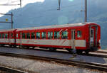 Der SIG EW I / Br�nig Typ III  zweite Klasse Personenwagen MGB B 2090, ex BVZ B 2090, ist am 07 September 2021 beim Bahnhof Disentis/Must�r abgestellt.

Die SBB w�hlten f�r ihre einzige Schmalspurbahn, die Br�nigbahn (heute Teil der Zentralbahn) nicht FFA, sondern SIG als Lieferantin der Einheitswagen. Deren Entwurf hielt sich �u�erlich st�rker an das normalspurige Vorbild, indem Plattform und Toilette au�erhalb der Einstiege angesetzt wurden. Die Einstiegst�ren wurden �ber den Drehgestellen angeordnet. Der Sitzteiler in der 2. Klasse ist mit 1.540 mm sogar noch geringer als beim FFA EW I ausgefallen.

Der Beschaffung bei der SIG schlossen sich auch BOB und BVZ an. FO und die MOB, als einzige Adh�sionsbahn, verzichteten auf eine Endplattform, was den Wagen ein eigenartiges unsymmetrisches Aussehen gibt. 

So beschaffte  zwischen 1968 und 1975 die BVZ (heute MGB) mit den A 2071-2078 bzw. B 2281-2290 insgesamt 18 neue Einheitswagen. Die Fahrzeuge sind eng verwandt mit den Einheitswagen Typ III der SBB Br�nigbahn sowie den Wagen der BOB. Dank ihrer Vielfachsteuerleitung werden sie gemeinsam mit den Steuerwagen Bt 2251-2254 im Pendelzugdienst eingesetzt, h�ufig sind bzw. waren sie auch im  Glacier Express  anzutreffen. Zwei der Erstklasswagen wurden zwischenzeitlich mit einem Gep�ckabteil best�ckt und als AD 2077-2078 bezeichnet. Nach der Fusion der BVZ mit der FO zur Matterhorn Gotthard Bahn (MGB) wurden Modifizierungen an der Bel�ftung durchgef�hrt und zus�tzliche Aggregate auf dem Dach montiert.

Da die Wagen f�r den Einsatz auf Zahnradbahnen konzipiert sind, wurde m�glichst gewichtssparend gebaut. Es gibt (au�er fr�her bei den Br�nig AB) nur ein WC. Der Kasten ist aus Aluminium.

Technische Daten:
Baujahr: 1975 (1997 Umbau)
Spurweite: 1.000 mm
L�nge �ber Puffer : 18.070 mm
Wagenkastenl�nge: 17.300 mm
Drehzapfenabstand: 12.830 mm
Drehgestelle: SIG-66 mit Bremszahnrad
Eigengewicht: 13,4 t
Sitzpl�tze: 64 in der 2. Klasse
Zul. H�chstgeschwindigkeit: 90 km/h
Zugelassen f�r Netz der: MGB und RhB