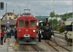 Der noch etwas  elektrisch  aussehendende  Dampfzug  wird durch die Dampflok rechts im Bild bald ein  echter  Dampfzug...