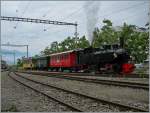 Die G 2x 2/2 105 mit einem bunten CEV/RhB Wagenpark in Vevey.