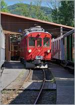Während unser Zug mit der BB Ge 4/4 81 in Chaulin eintrifft, wartet bereits der RhB Bernina Bahn ABe 4/4 I N° 35 auf die Abfahrt nach Blonay.