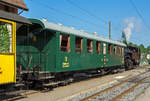 Der ehemalige 3.Klasse – Großraum  - Nichtraucher Plattformwagen SBB Brünig C4 811 (später B 811), der Museumsbahn Blonay-Chamby, am 27.05.2012 im Bahnhof Blonay.