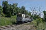Der LLB (Leuk - Leukerbad Bahn 1915 - 1967) Triebwagen mit der phantasievollen Bezeichnung ABFe 2/4 N° 10 ist mit einem Zug der Blonay-Chamby Bahn bei Cornaux auf der Fahrt nach Blonay.
