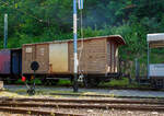 Der zweiachsige gedeckte Güterwagen mit einer offenen Plattform CEV Gk 38, ex K 38, der Chemins de fer électriques Veveysans (heute MVR - Transports Montreux–Vevey–Riviera) ist