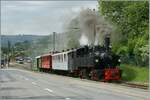 Die SEG G 2x 2/2 105 der Blonay Chamby Bahn verlässt mit einem bunten Zug Blonay in Richtung Chamby.