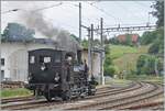 In Sumiswald findet der traditionelle Gotthelf-Märit statt und für diesen Markt fährt die  Emmentalbahn  auf der Strecke Sumiswald Grünen - Wasen i.E. einige Dampfzüge. Das Bild zeigt die E 3/3 853 des Vereins Dampf Bahn Bern beim Umfahren/Rangieren in Sumiswald Grünen. Die Dampflok wurde 1890 in Winterthur unter der Fabriknummer 629 gefertigt und als F3 853 an die J-S (Jura Simplon Bahn) geliefert. Bei der SBB wurden die Rangierlokomotiven Serie E 3/3 mit den Betriebsnummern 851 - 853 der Gruppe 82 zugeordnet und erhielten die Nummern 8571 - 8576. 1911 erhielt die Lok E 3/3 853 einen neuen Kessel und wurde an die RVT verkauft wo sie bis 1928 im Einsatz steht um dann als  Industrierangierlok  bei Von Roll in Gerlafingen und Klus eingesetzt zu werden. Als Dieselloks die Dampflok entbehrlich machen, wird diese von der Düby Stiftung vor der Verschrottung bewahrt, indem sie der DBB übergeben wird. Sie kommt nach der Revision 1983 u.a. auf der Sensetalbahn in Betrieb. Nach einer erneuten Revision 2021 wird die DBB E 3/3 853 vorwiegend auf der Emmentalbahn Strecke Sumiswald-grünen - Wasen i.E. eingesetzt. Heute trägt die E 3/3 853 die UIC Nummer 90 85 0008 573-7.

14. Juni 2025