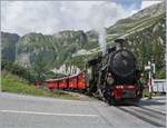  Wir feiern unsere HG 4/4 704  - Die H 4/4 704 verl�sst mit einen Reisezug zur Station Furka den Bahnhof von Gletsch.
