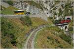 Die einen Fahrg�ste benutzen den Postbus, die anderen geniessen die Fahrt im Zug mit der Dampflok HG 4/4 704 von Gletsch nach Oberwald  (30.09.2021)
