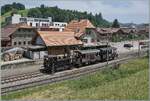 Wasen - Wassen (mit zwei  S ) ist wohl jedem Bahnfotografen bekannt, aber auch Wasen, genauer gesagt Wasen im Emmental hat seinen Reiz: 1908 wurde die Strecke von Sumiswald - Gr�nen nach Wasen er�ffnet und somit die  schmucke Station in Betrieb genommen. 1994 endete der Reisezug Verkehr, doch seit 2014 verkehren wieder hin und wieder Museumsz�ge der Emmentalbahn nach Wasen. Die drei Bilder zeigen die E 3/3 853 mit einem solchen Dampfzug in Wasen, bzw, die Lok beim Rangieren um den Zug wieder nach Sumiswald Gr�nen zur�ck zu fahren. 
Noch ein paar Details zur E 3/3 853:  die E 3/3 853 des Vereins Dampf Bahn Bern bei der Einfahrt in Sumiswald Gr�nen. Die Dampflok wurde 1890 in Winterthur unter der Fabriknummer 629 gefertigt und als F3 853 an die J-S (Jura Simplon Bahn) geliefert. Bei der SBB wurden die Rangierlokomotiven Serie E 3/3 mit den Betriebsnummern 851 - 853 der Gruppe 82 zugeordnet und erhielten die Nummern 8571 - 8576. 1911 erhielt die Lok E 3/3 853 einen neuen Kessel und wurde an die RVT verkauft wo sie bis 1928 im Einsatz steht um dann als  Industrierangierlok  bei Von Roll in Gerlafingen und Klus eingesetzt zu werden. Als Dieselloks die Dampflok entbehrlich machen, wird diese von der D�by Stiftung vor der Verschrottung bewahrt, indem sie der DBB �bergeben wird. Sie kommt nach der Revision 1983 u.a. auf der Sensetalbahn in Betrieb. Nach einer erneuten Revision 2021 wird die DBB E 3/3 853 vorwiegend auf der Emmentalbahn Strecke Sumiswald-Gr�nen - Wasen i.E. eingesetzt. Heute tr�gt die E 3/3 853 die UIC Nummer 90 85 0008 573-7.

14. Juni 2025