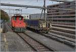 Dieses Bild mit ziemlich massiven Fahrleitungsquertr�ger erlaubt einen Blick in die Rollbockgrube rechts im Bild.