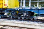 Ein normalspuriges Drehgestell des leeren 2 x vierachsiger Flachwagen in Sonderbauart (INNOFREIGHT Holz-Doppelwagen), 37 80 4657 028-9 D-VTG, der Gattung Sggmrrs S240, verladen auf zwei schmalspurige