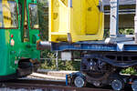 Ein normalspuriges Drehgestell des leeren 2 x vierachsiger Flachwagen in Sonderbauart (INNOFREIGHT Holz-Doppelwagen), 37 80 4657 028-9 D-VTG, der Gattung Sggmrrs S240, verladen auf zwei schmalspurige