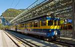   Der lange BOB-Zug (Berner Oberland-Bahn) verl�sst den Bahnhof Lauterbrunnen in Richtung Interlaken Ost am 02.10.2011.