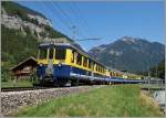 Der ABeh 4/4 305 h�lt mit seinem Zug an der kleinen Haltestelle Sandweid .