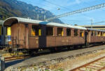 Der schmalspurige dreiachsige ehemalige BOB 3.Klasse (Raucher/Nichtraucher) Personenwagen C� 29 mit zwei Plattformen, abgestellt am 02.10.2011 beim Bahnhof Interlaken Ost.