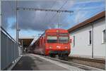 In Bonfol wartet der CJ Regionalzug R51 auf die Abfahrt nach Porrentruy. Ab dem Fahrplanwechsel werden SBB Flirts (von Delémont durchgebunden) die Strecke der CJ bedienen und somit wird ein bisher willkommener  Farbtupfer  in der Bahnlandschaft verschwinden. 

3. Nov. 2025