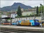 Bunte MOB: GoldenPass Ge 4/4 Serie 8000 vor dem Hintergrund der Be 4/4 1001 (ex LCD) und 1007 (ex SNB) sowie einigen Panoramawagen.