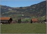 Ein Zugsuchbild: Zwischen Ställen, Häusern und Linsenputzern sucht sich der MOB Panoramic Express bei Gstaad seinen Weg.