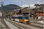 Der MOB Panoramic Express 2118 nach Zweisimmen beim Halt in Rougemont.