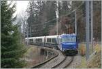Die MOB Ge 4/4 8001 ist als Schublok mit dem GoldenPass Express 4065 von Interlaken nach Montreux unterwegs.