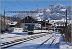 Die MOB Ge 4/4 8001  erreicht mit ihrem Reisezug nach Montreux den Bahnhof von Saanen.