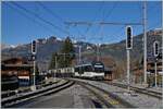 Zwei MOB Alpina Be 4/4 Serie 9000 erreichen mit ihrem GoldenPass Classic auf dem weg von Montreux nach Zweisimmen den Bahnhof von Gstaad.