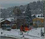 Tiefverschneit zeigt sich der Bahnhof Blonay 04.01.2010 mit verschiedenen Z�gen.