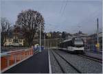 Der CEV MVR SURF GTW ABeh 2/6 7505 beim Halt im vollständig neu gestalteten Bahnhof St-Légier Gare.