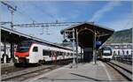 Während auf der  Train des Vignes  Strecke ein SBB RABe 523.5  Mouettes  im Einsatz ist und in Vevey auf Gleis 4 auf die Abfahrt nach Palézieux wartet, steht auf Gleis 7 der CEV MVR ABeh 2/6