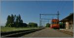 In Tr�lex wartet der NStCM Regionalzug 215 auf den Gegenzug.