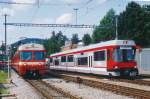 RBS: Sehr seltene Begegnung der Triebz�ge Be 4/8 59  MANDARINLI  von SIG BBC (1978) und Be 4/8 67 (1991) in Bolligen im Jahre 1993.