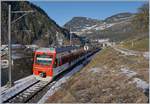 Etwas ausserhalb von Le Châble strahlte bereits die Sonne (wenn auch von der falschen Seite), als der RegionAlps Regionalzug 26110 bestehend aus zwei RegionAlps/TMR RABe 525 das Einfahrvorsignal