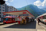 Der Bahnhof Martigny (deutsch Martinach) im Kanton Wallis, links die schmalspurigen Gleise 40 und 41 für den Mont-Blanc Express, nach Châtelard und weiter nach Chamonix, der TMR - Transports