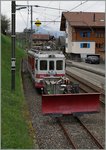 Der AOMC Xeh 4/4 512 mit dem Schneepflug X2 957 in Troistorrents.