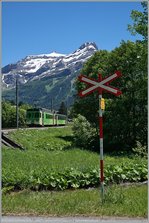 Mit dem Bt 432 an der Spitze und dem schiebenden BDe 4/4 402 erreicht der ASD Regionalzug 440 in wenigen Minuten sein Ziel Les Diablerets.