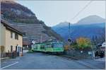 Während auf dem Berg schon die ersten Sonnenstrahlen angekommen sind verlässt im schattigen Tal kurz nach dem Bahnhof Aigle Château (vormals: Aigle Dépôt ASD) der TPC Beh 4/8