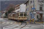 Der A-L Regionalzug 329 von Leysin nach Aigle bestehend aus dem Bt 351 und dem BDeh 4/4 302 haben den Halt Aigle-Place-du-March� verlassen und �berqueren nun eine Kreuzung um dann durch die Altstadt