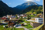 Unterwegs mit dem tpc ASD (Aigle–Sépey–Diablerets) Regionalzug (R 24) Diablerets nach Aigle 08 September 2023, wir erreichen gleich den Kopfbahnhof Le Sépey (Bildmitte).