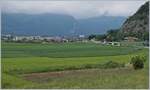 Ein TPC (AOMC/ASD GTW Bhe 2/6 ist kurz nach Aigle auf der Fahrt in Richtung Monthey, weit interessanter aber ist der Blick ins TPC Dépôt im linken Bildteil.