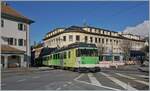Der A-L BDeh 4/4 313 verlässt mit seinem Zug die Altstadt von Aigle.