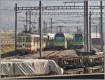 Ein Blick über die SBB Gleise ins TPC Dépôt En Châlet bei Aigle trotz ein wenig störenden Fahrleitungselemente: Rechts steht der AL BDeh 4/4 302, auf dem gleichen Gleis die