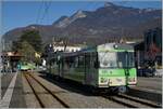 Mit dem Steuerwagen Bt 352 an der Spitzte erreicht ein A-L Zug von Leysin kommend den Bahnhof von Aigle, während rechts im Bild bereits ein weiterer Zug abgestellt ist.
